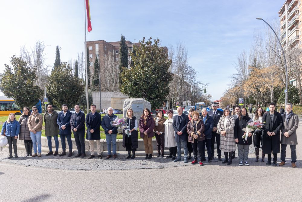 Minuto de silencio en la glorieta de las V&iacute;ctimas del Terrorismo//Imagen: Ayutamiento de Guadalajara.