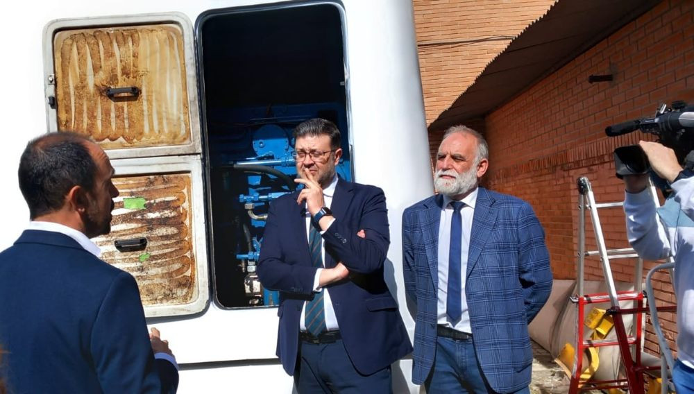 El consejero, junto al delegado provincial de Educaci&oacute;n, reciben informaci&oacute;n sobre el fubcionamiento de la g&oacute;ndola//Imagen: El Decano de Guadalajara.