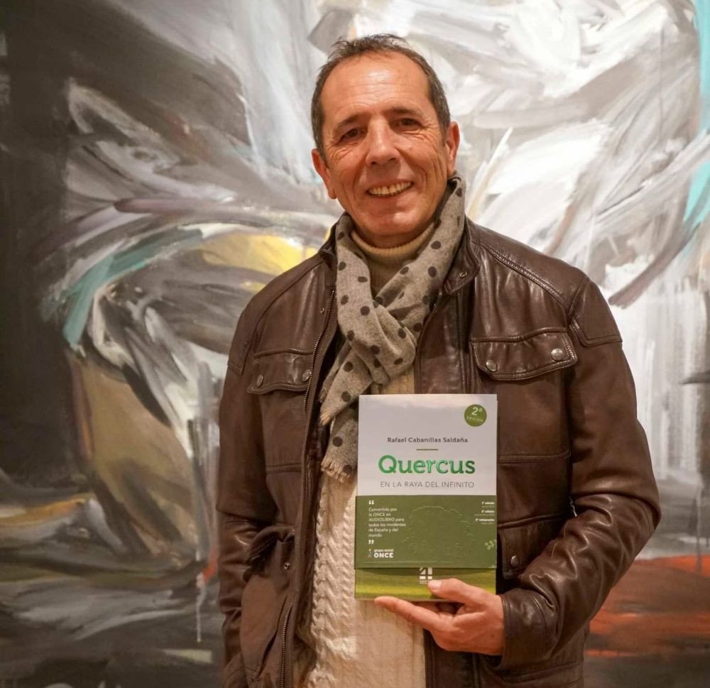 Rafael Cabanillas, con un ejemplar de 'Quercus'//Imagen: Cortes&iacute;a Rafael Cabanillas.