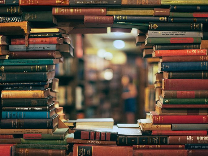 Los libros nos abren una ventana al saber. https://www.pxfuel.com