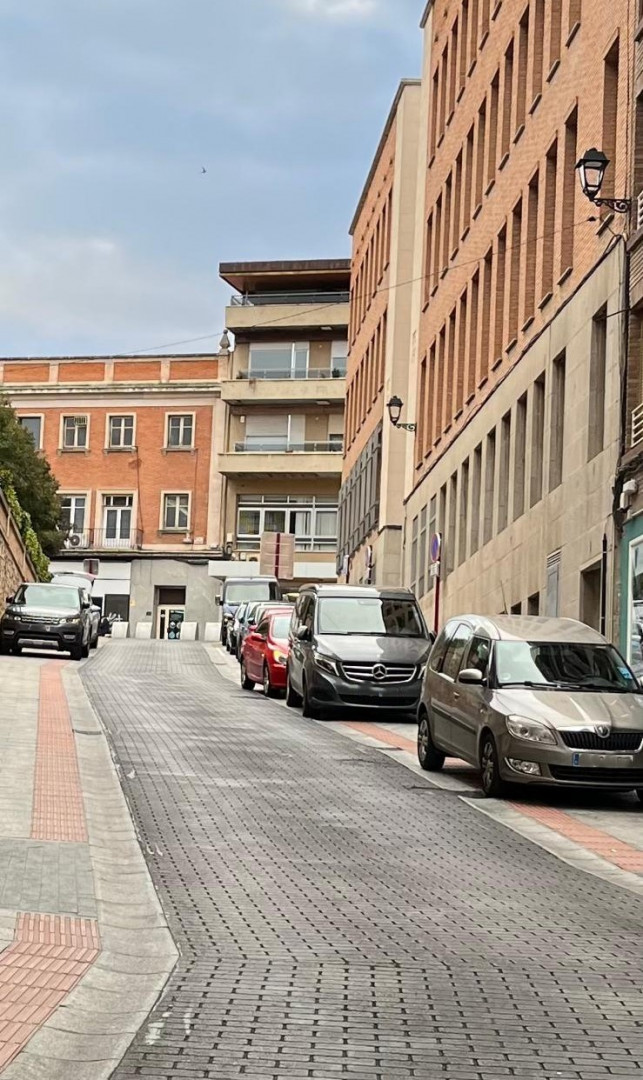Veh&iacute;culos estaacionados en lugares no permitidos es el pan de cada d&iacute;a//Imagen: AvecaGuada