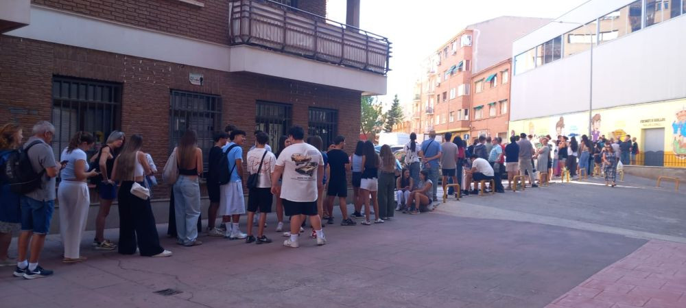 La cola llegaba a la calle Sig&uuml;enza a la hora de apertura de las taquillas//Imagen: El Decano de Guadalajara.