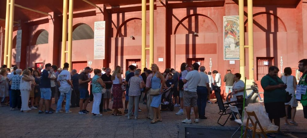 La espera ha sido larga para cientos de personas//Imagen: El Decano de Guadalajara.