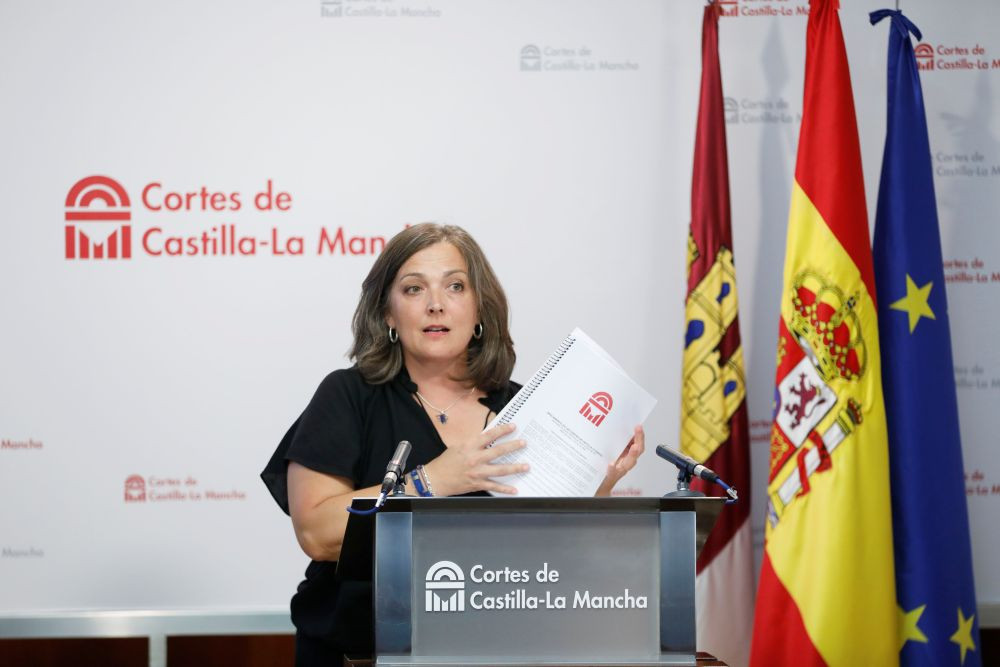 Charo Garc&iacute;a, durante la rueda de prensa posterior al Pleno//Imagen: Cortes CLM.