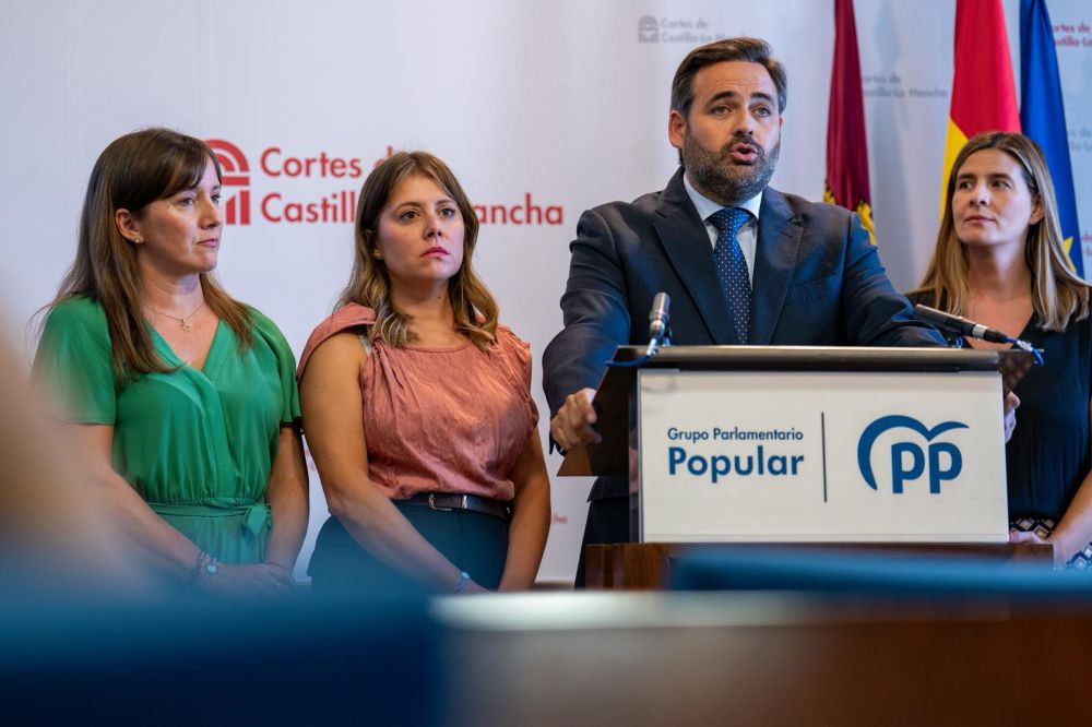 N&uacute;&ntilde;ez, junto a Asenjo (izda), durante la rueda de prensa//IMagen: PP CLM.