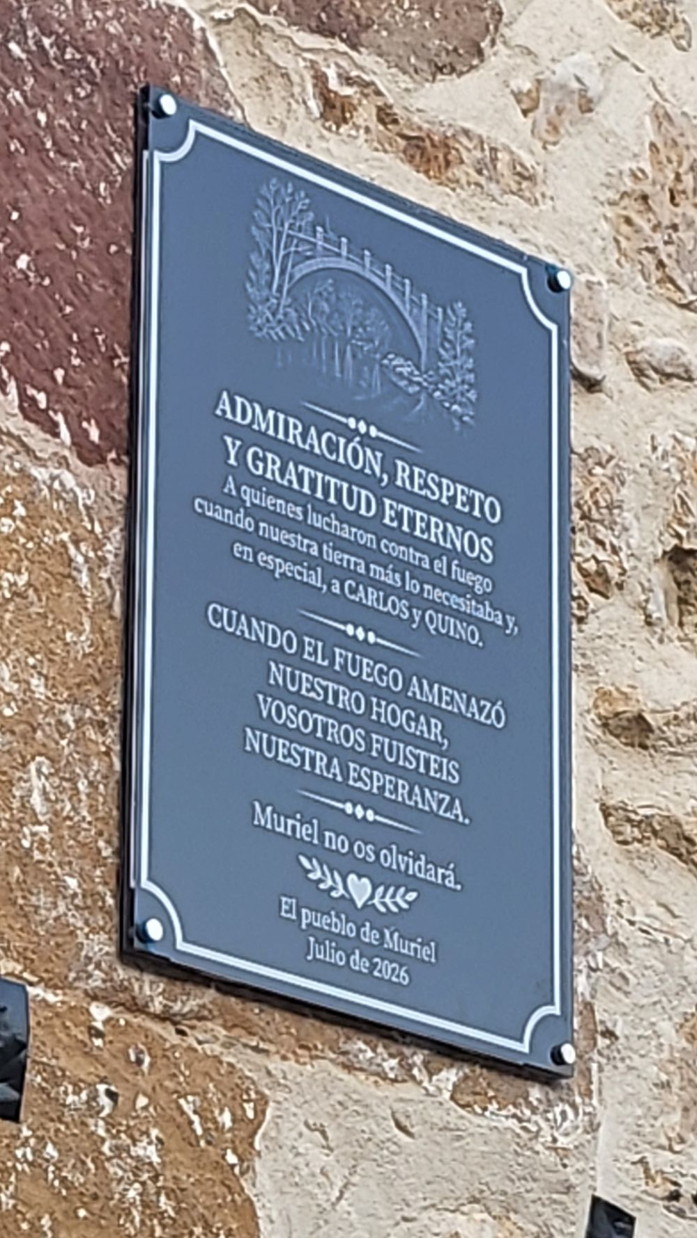 Placa en la Palza de Muriel agradeciendo la gran labor de todos los que lucharon contra el fuego.