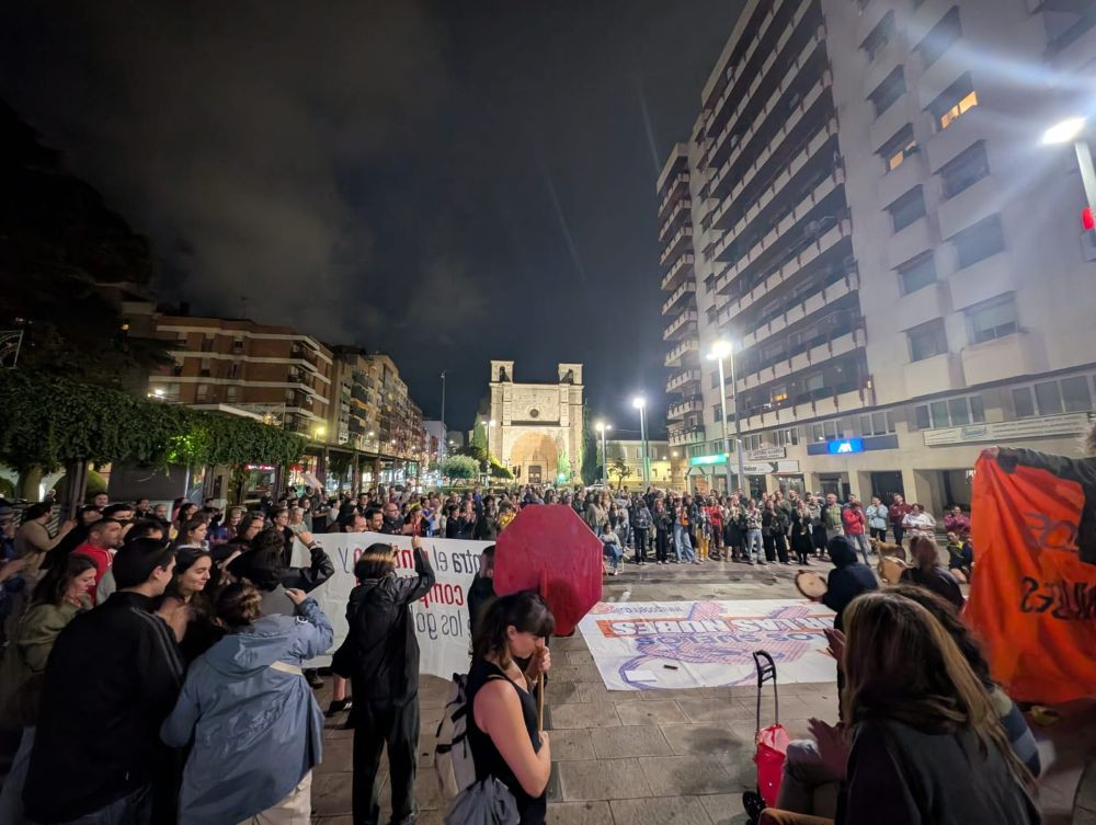 Cerca de 200 personas participaron en la concentraci&oacute;n convocada el lunes//Imagen: El Decano de Guadalajara.
