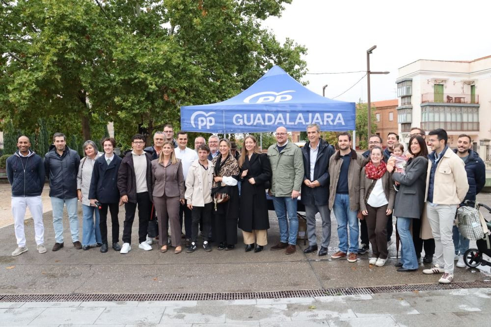 Mu&ntilde;oz tambi&eacute;n visit&oacute; la carpa del PP instalada en la plaza de Espa&ntilde;a, junto a Guarinos y a representantes populares locales, regionales y naci0nales//Imagen: PP Guadalajara.