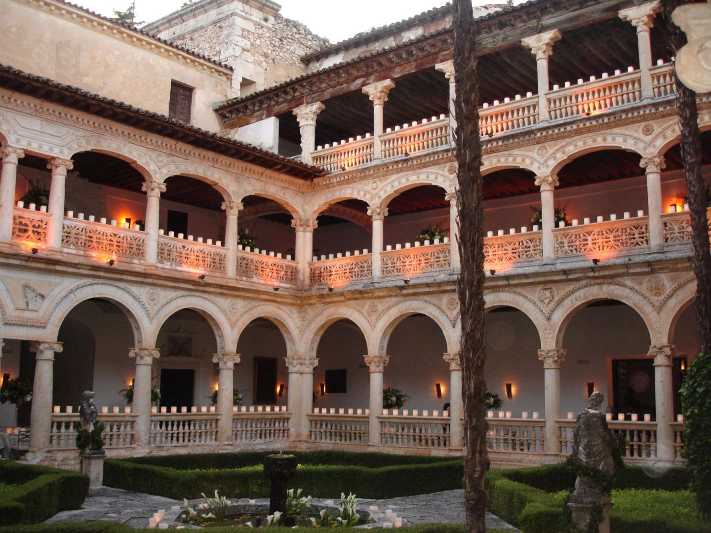 El claustro, obra de Alonso Covarrubias, está considerado como una de las joyas del Renacimiento español//Imagen: Bodas.net.