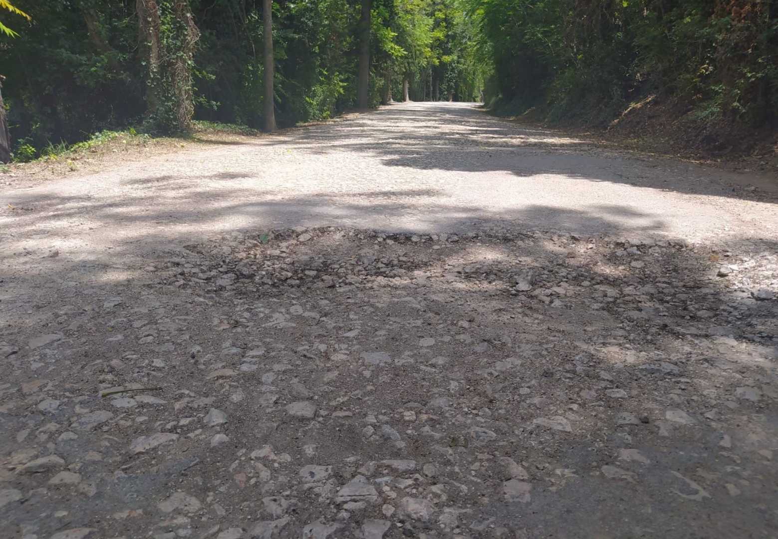 La carretera de acceso está en un pésimo estado de conservación.