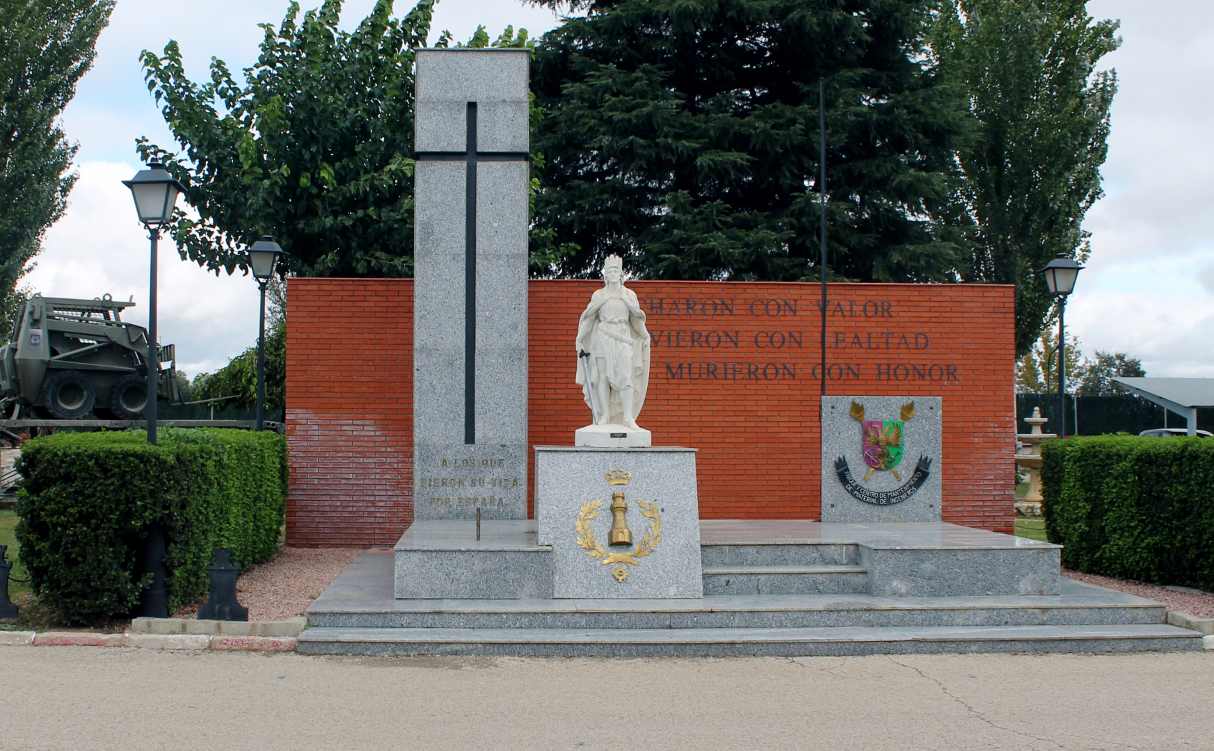 Monumento a los caídos con el escudo de la unidad.