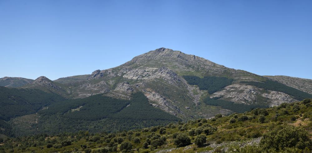 Pico Ocejón (2049 m.) uno de los lugares más representativos del Parque Natural de la Sierra Norte de Guadalajara.
