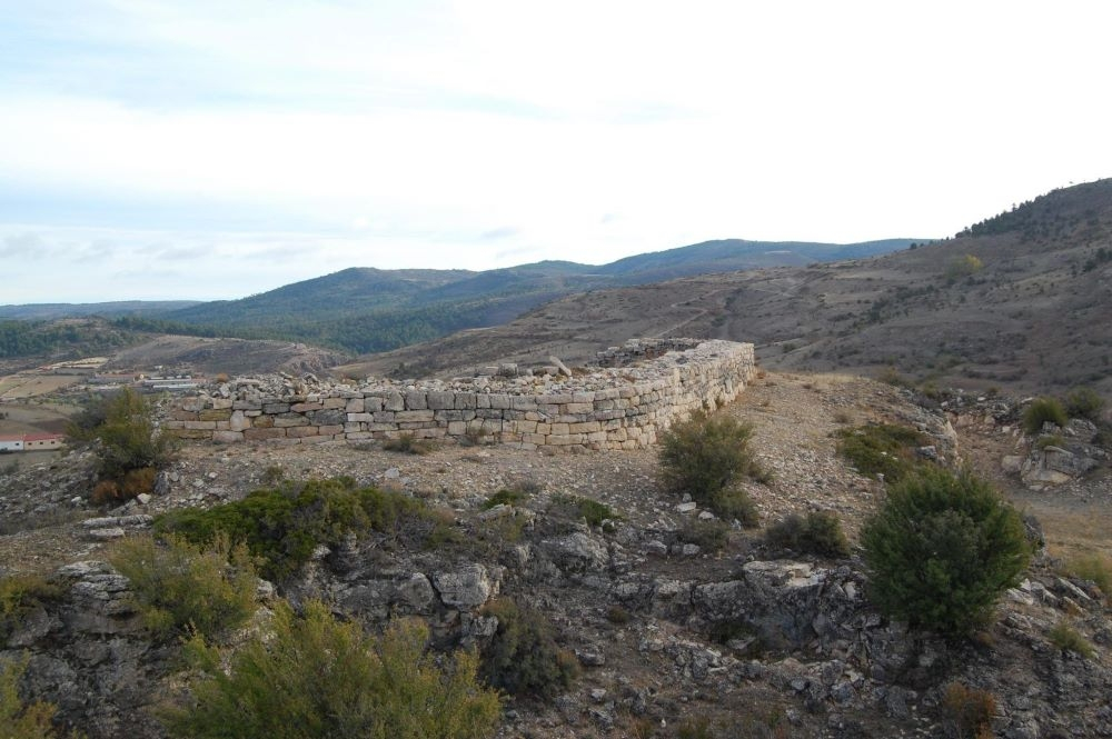 Muralla ciclópea con grandes piedras de roca caliza.