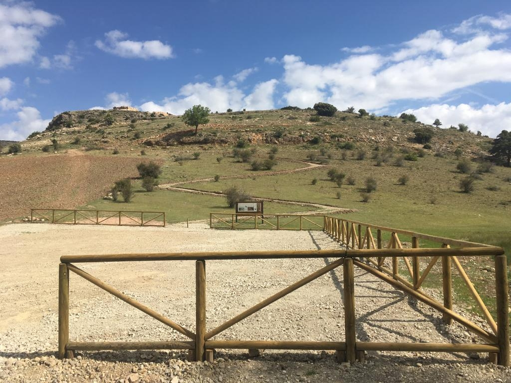 Zona de aparcamiento habilitada en la base del yacimiento.