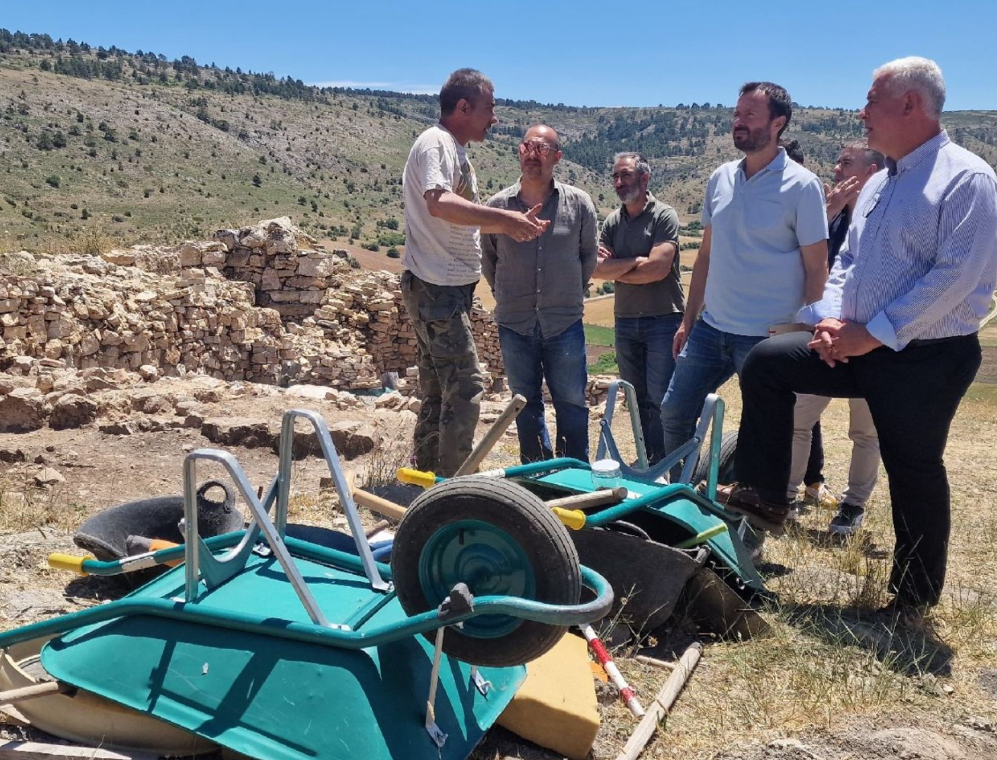 Visita del presidente de la Diputación, José Luis Vega, y el presidente de las Cortes de Castilla-La Mancha, Pablo Bellido, al yacimiento.