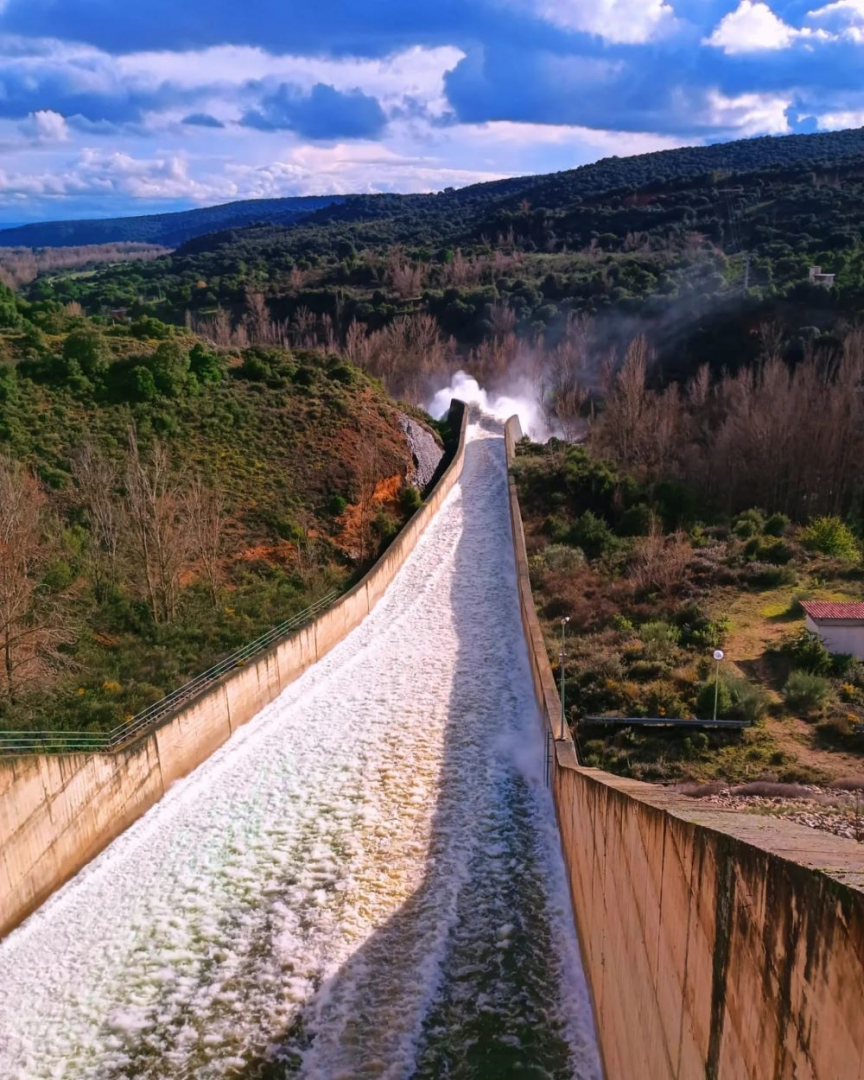 Beleña desembalsa agua por el aliviadero. Imagen: Eugenio Molina