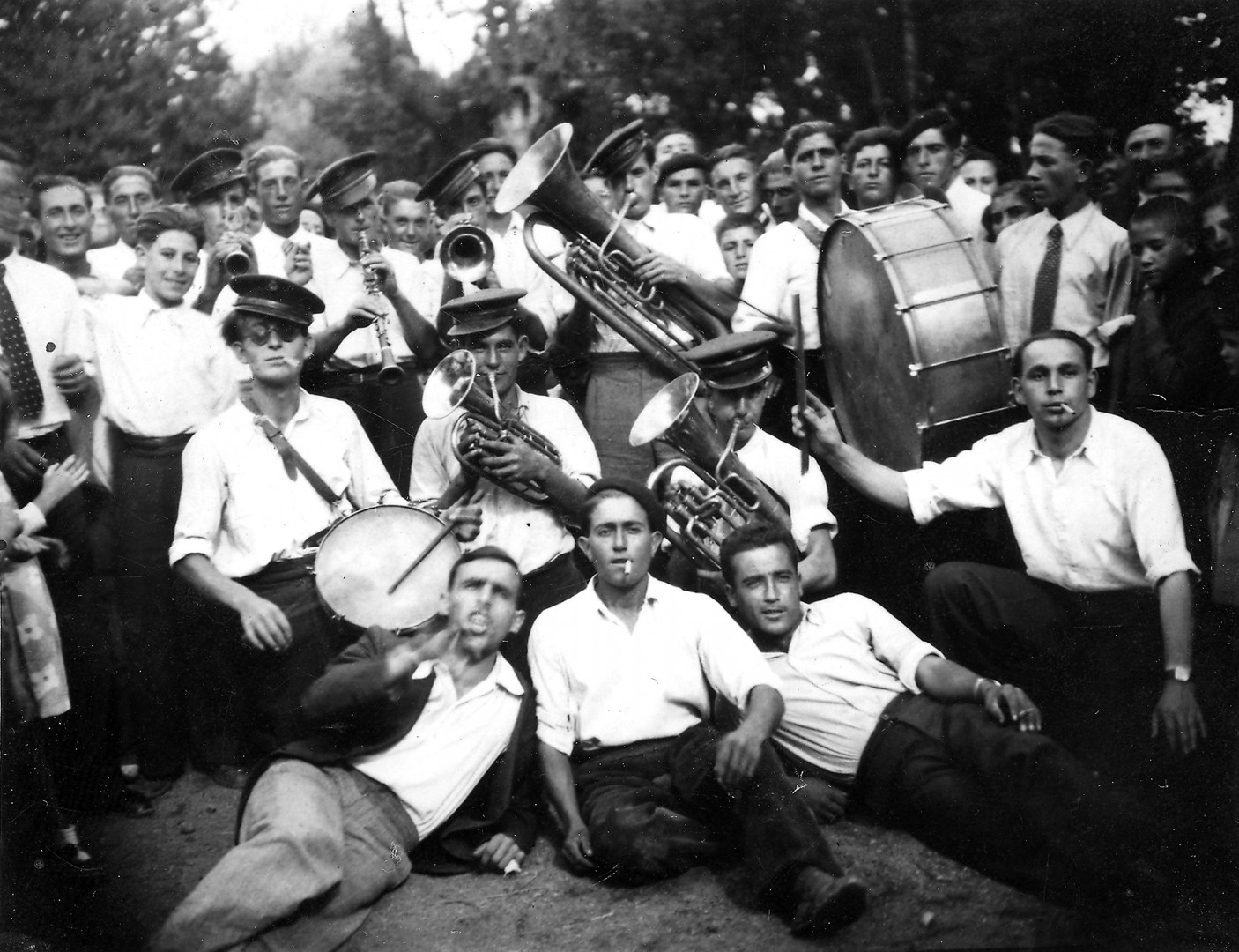 Banda de Música rodeada de personas durante las fiestas de Campillo de Dueñas (Guadalajara). Años 50. Fondo Los Legados de la Tierra. Imagen: Archivo de la Imagen de Castilla-La Mancha.