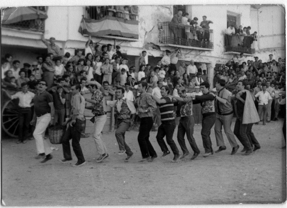 Grupo de amigos bailando la conga en las fiestas en Cañete (Cuenca). 1961. Fondo Los Legados de la Tierra. Imagen: Archivo de la Imagen de Castilla-La Mancha.