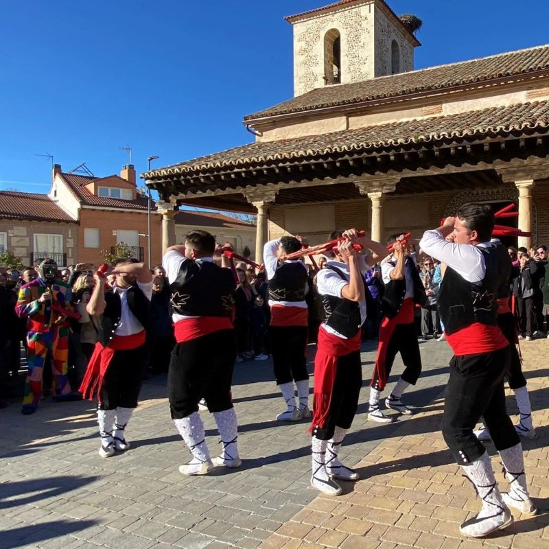 Botarga y danzantes de Valdenu&ntilde;o Fern&aacute;ndez. Imagen: Botarga de Valdenu&ntilde;o Fern&aacute;ndez (Faccebook)