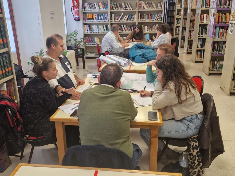 -Miriam Fuentes, &ldquo;Ten&iacute;amos reuniones por toda la comunidad, con los alcaldes, cada una sobre una tem&aacute;tica, aportando soluciones. Tambi&eacute;n hemos estudiado pol&iacute;gonos industriales, casos pr&aacute;cticos asociados a peque&ntilde;os municipios