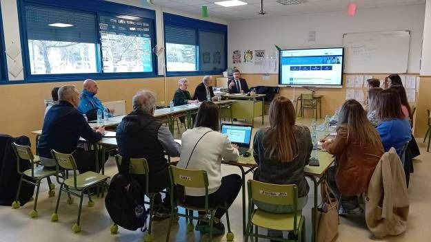 Reuni&oacute;n de trabajo con el consejero de Educaci&oacute;n, Amador Pastor. // Imagen: AMPA La Arboleda