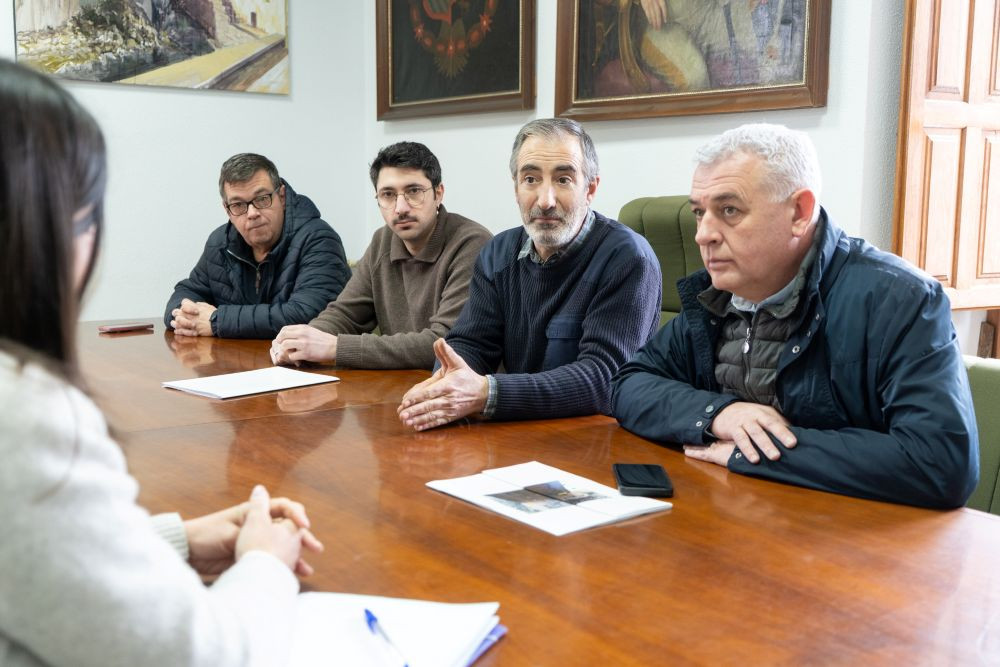 Un momento de la reuni&oacute;n mantenida en el Ayuntamiento de Checa. 
