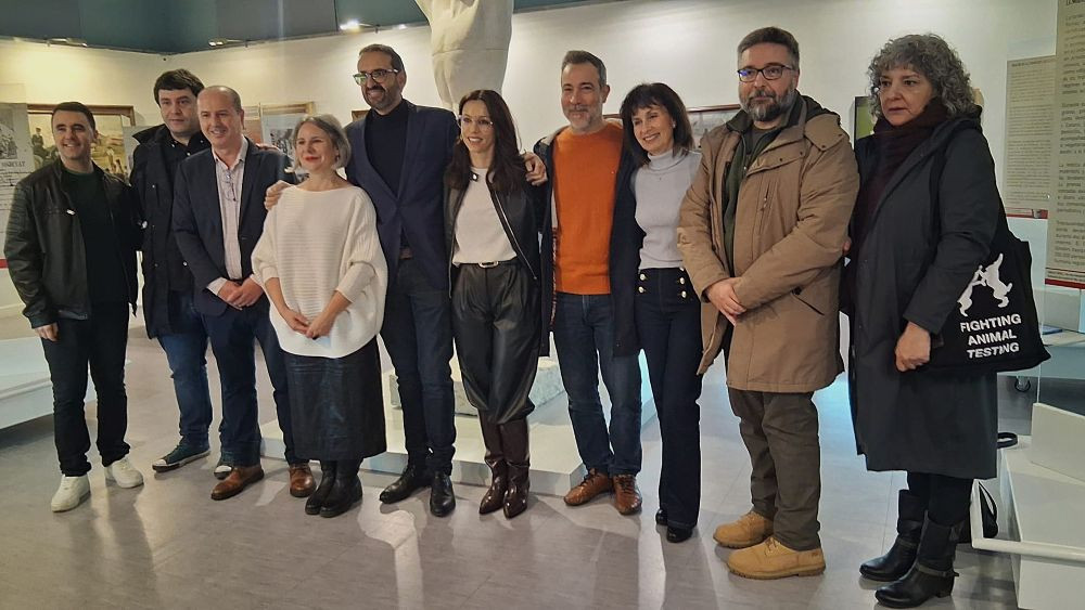 Los comisarios de la exposici&oacute;n junto con el secretario de Organizaci&oacute;n del PSOE en Castilla-La Mancha, Sergio Guti&eacute;rrez y los miembros del Grupo Municipal socialista en el Ayuntamiento de Guadalajara. // Imagen: El Decano de Guadalajara