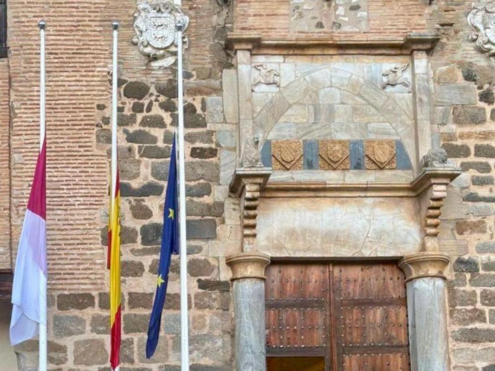 Banderas a media asta en el Palacio de Fuensalida de Toledo. // Imagen: JCCM