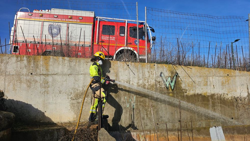 La bombera en una de las pr&aacute;cticas del proceso de formaci&oacute;n. // Imagen: Silvia Garc&iacute;a