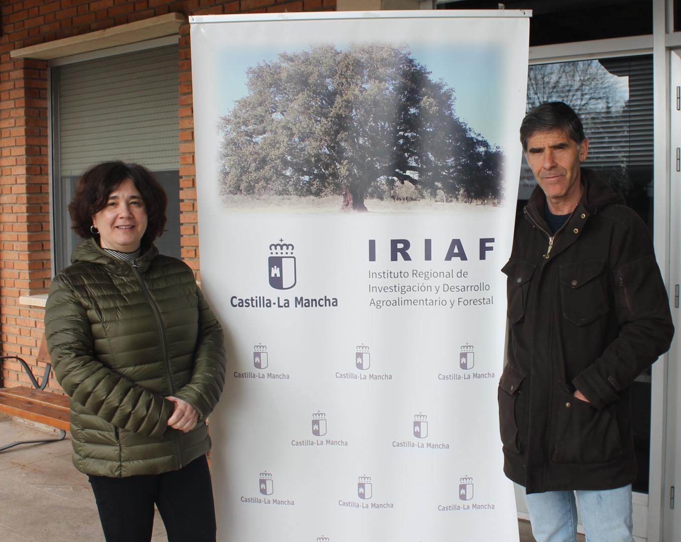 Raquel Martín (izquierda) y Mariano Higes (derecha), son los investigadores del IRIAF que han coordinado los ensayos de la vacuina.