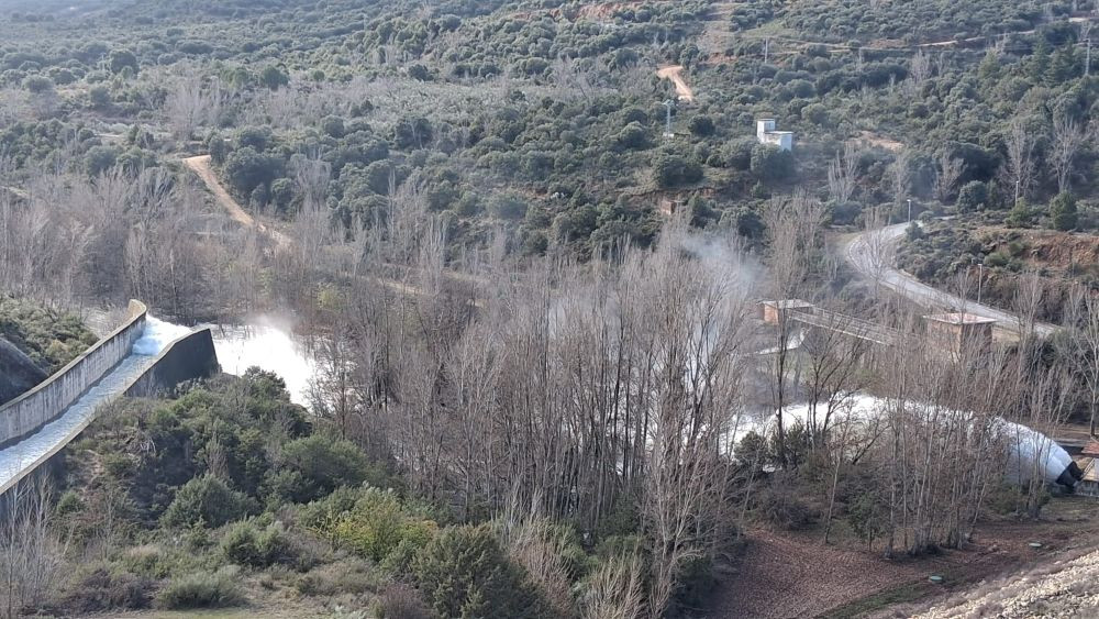 Bele&ntilde;a aliviando agua tras las lluvias del pasado invierno.// Imagen: El Decano