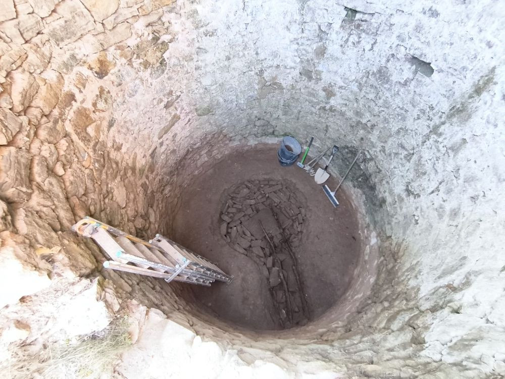 Interior del pozo y sistema de desag&uuml;e. 