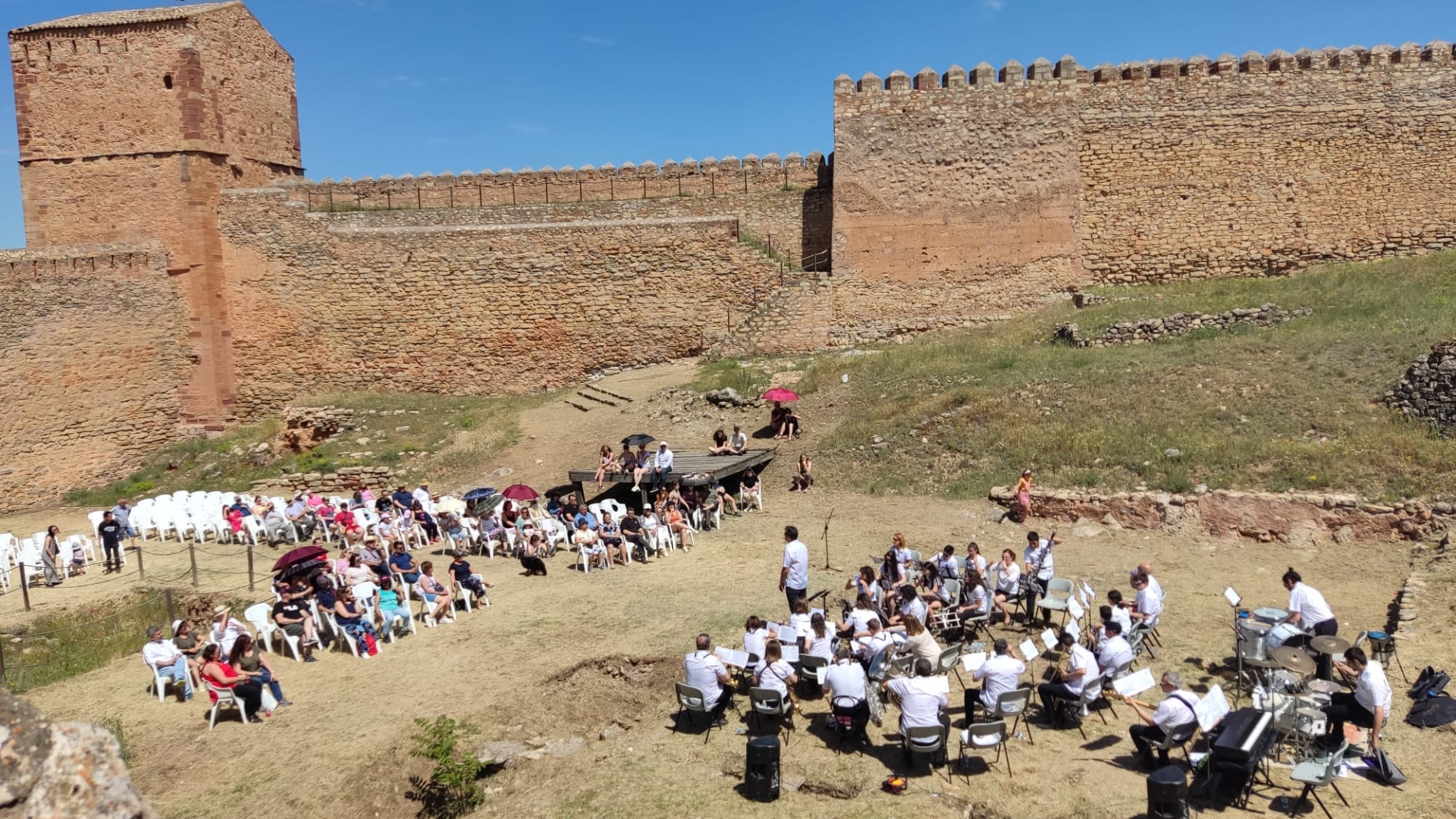 Concierto de la Banda de Música local en el patio de armas del castillo de Molina. 