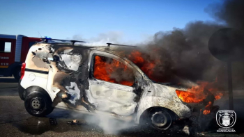 Furgoneta ardiendo en la A2