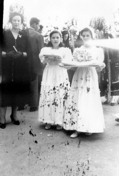 La hija y la nieta de Claro Abánades portan la corona de la virgen.