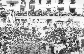 Multitudinaria coronación en la Plaza Mayor