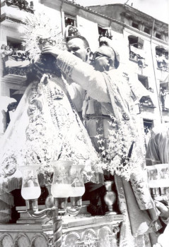 Momento de la coronación en la Plaza Mayor