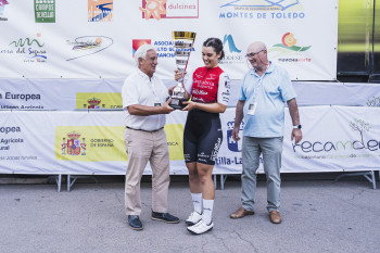 Balance Vuelta, presidente RECAMDER entregando trofeo.jpg