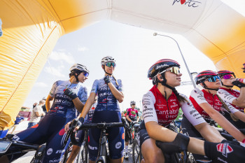 Balance Vuelta, corredoras salida.jpg