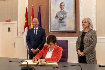 La ministra ha firmado en el libro de honor del Ayuntamiento.
