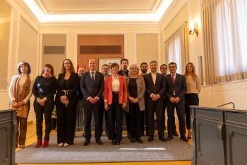 Foto de familia con los representantes municipales y la subdelegada de Gobierno