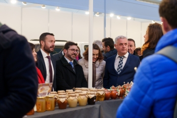 Visita expositores Feria Apícola.jpg