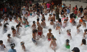 Fiestas de Cabanillas miercoles fiesta espuma.jpg