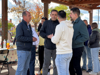 El PSOE se reúne con la Asociación de Vecinos Clara Campoamor, en el Parque de las Lomas, con motivo de sus fiestas