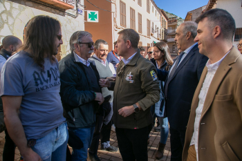 García-Page anuncia un dispositivo de asistencia avanzado en Villel de Mesa para ayudar a los vecinos afectados por la DANA