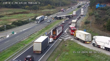 Tres personas resultan heridas al salirse de la vía un camión y colisionar con tres vehículos antes de volcar en la mediana, a la altura de Torija