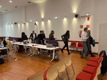 PSOE y Aike abandonan el Pleno en protesta por el discurso de Guarinos sobre el 25N