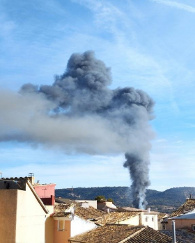 Arde una fábrica de puertas en Sacedón