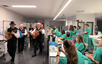 La rondalla La Rosaleda visita el Hospital Universitario de Guadalajara.