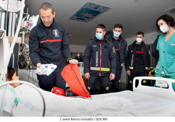 Los Bomberos de Guadalajara visitan a los 'peques' en el Hospital